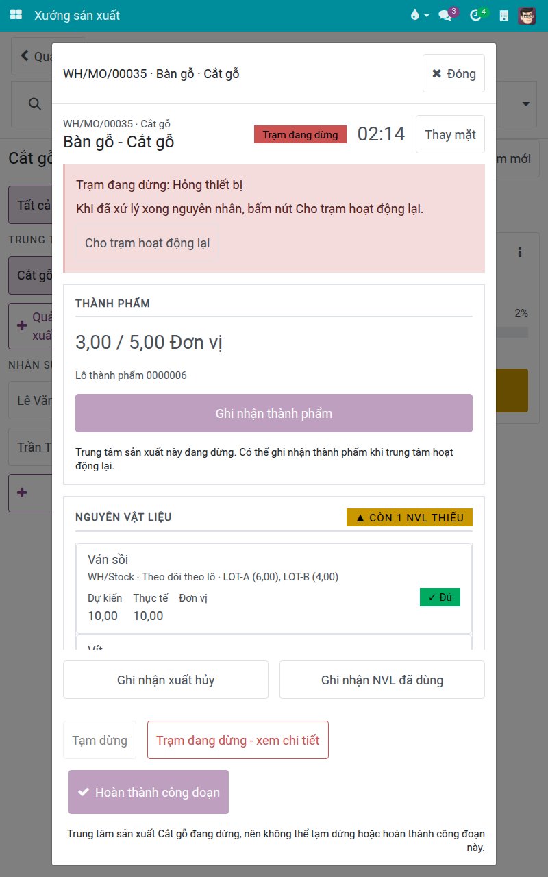 Màn hình công đoạn của trạm đang dừng với nút Cho trạm hoạt động lại